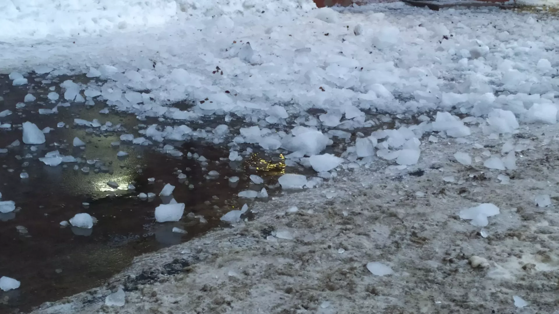 Ледяные глыбы на тротуаре не убирают целый день