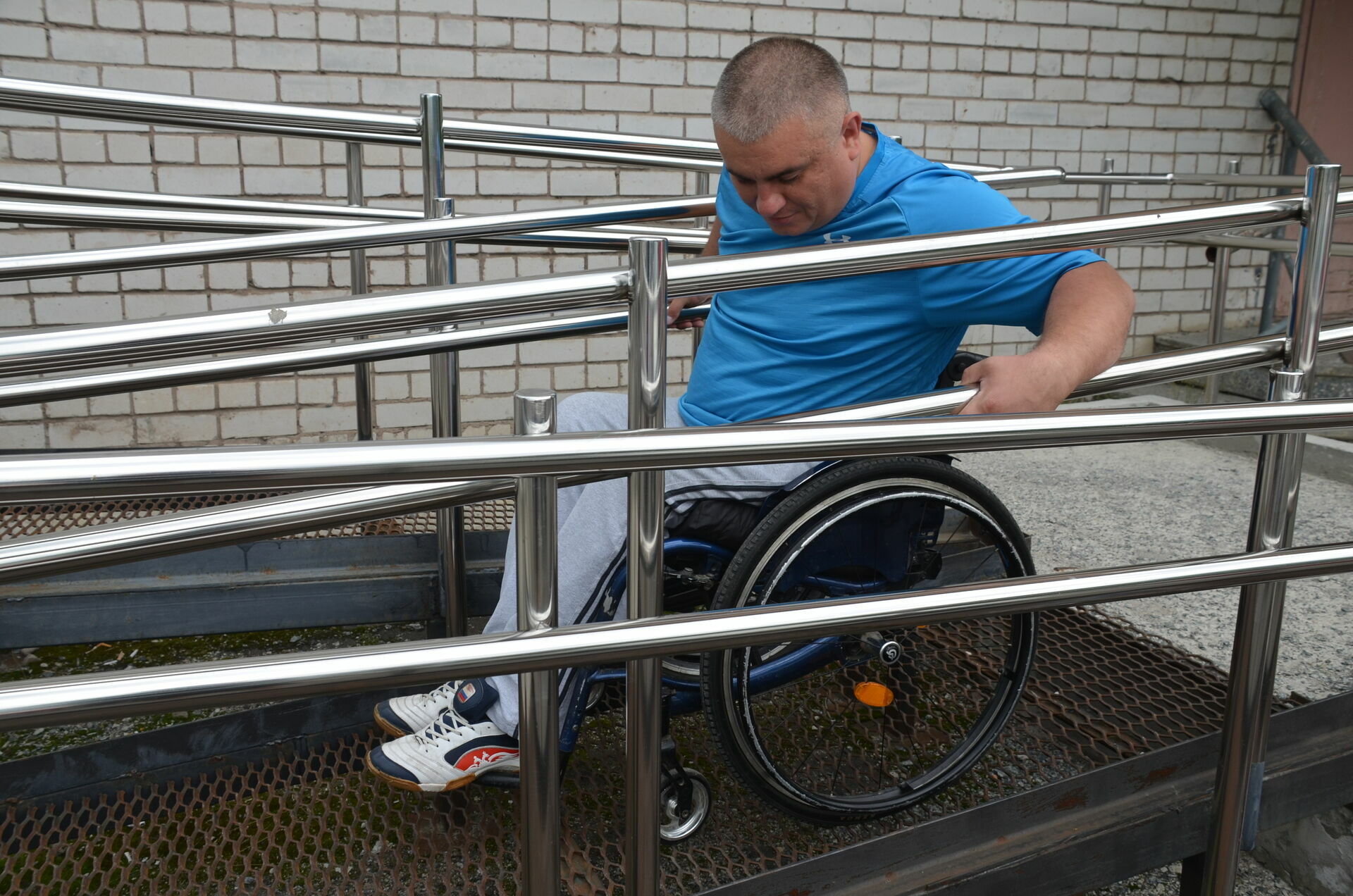 Инвалид 11 группы. Инвалид. Коляска для инвалидов. Упал с инвалидной коляски. Bydfbkl YF rjkzcrt.