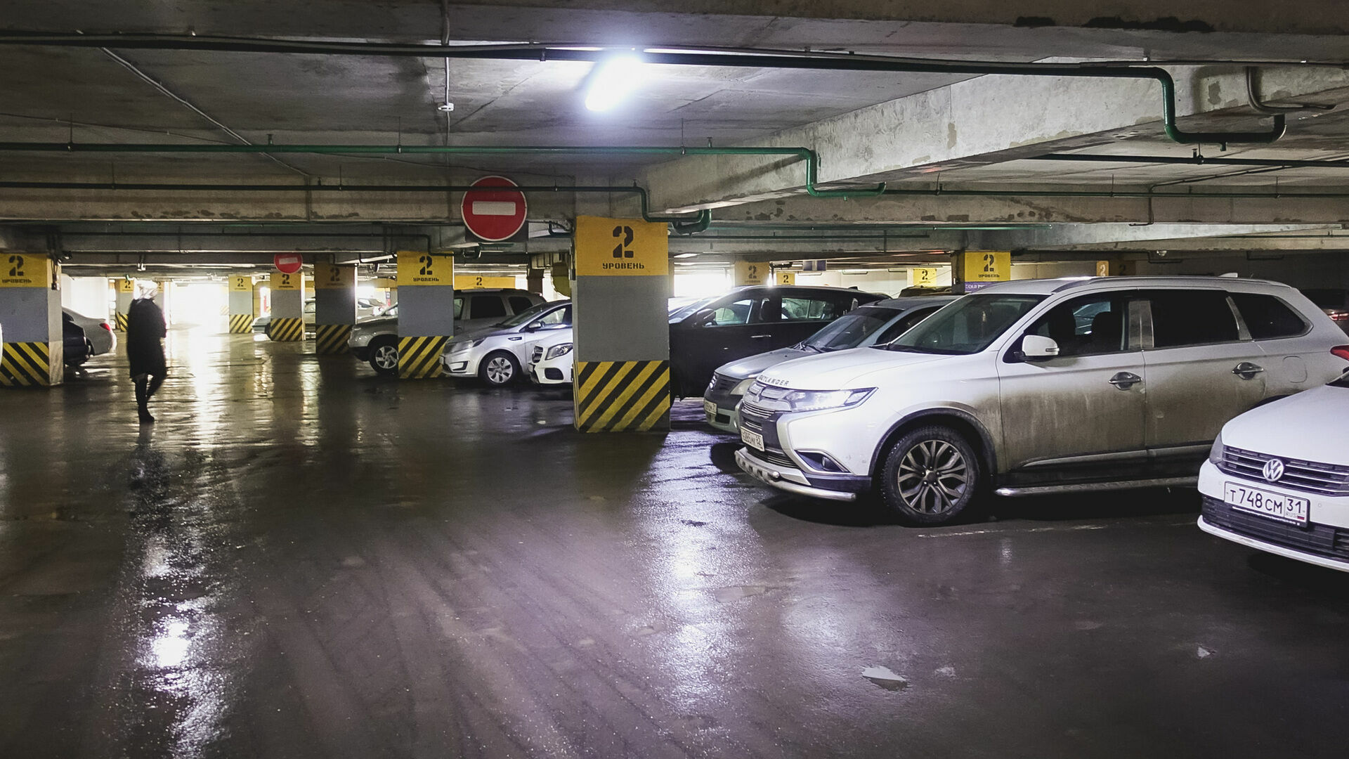 Опасный автомобиль эвакуировали с парковки торгового центра в Петрозаводске