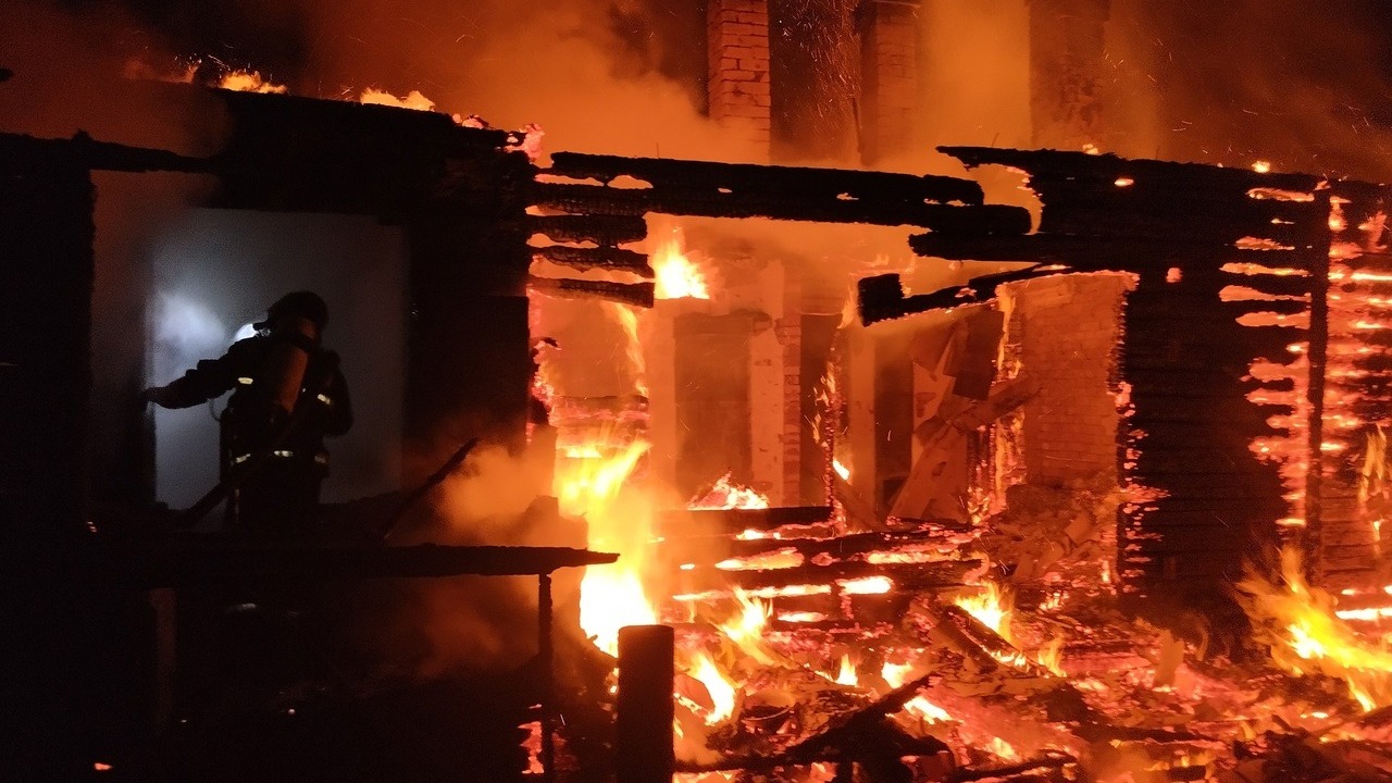 Мощный пожар уничтожил жилой дом в поселке Карелии