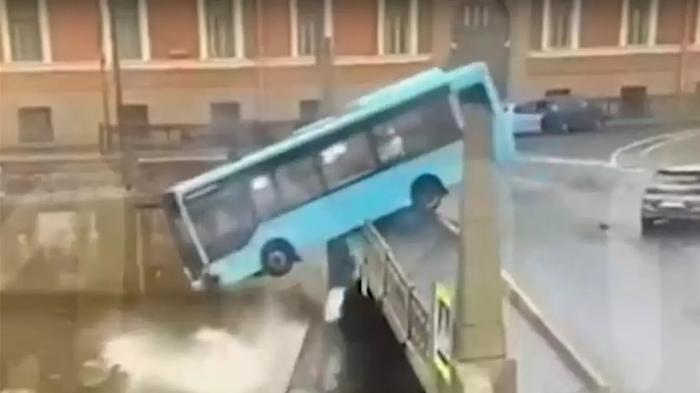 Пассажирский автобус с людьми упал в реку в Санкт-Петербурге