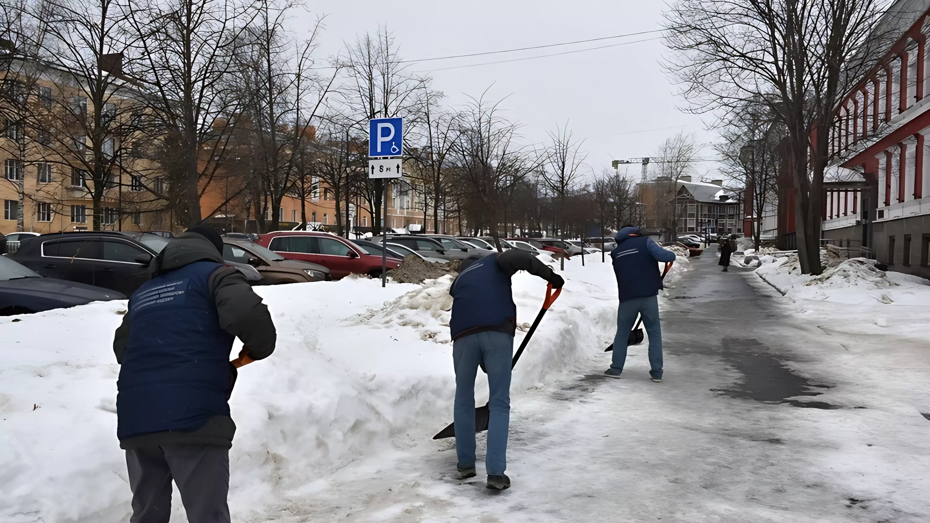 В Петрозаводске бюджетников вывели на уборку снега в разгар рабочего дня