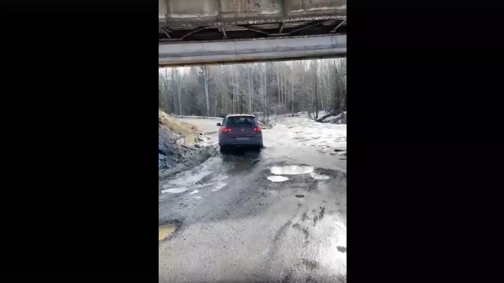 Власти прокомментировали размытие дороги рядом с Петрозаводском