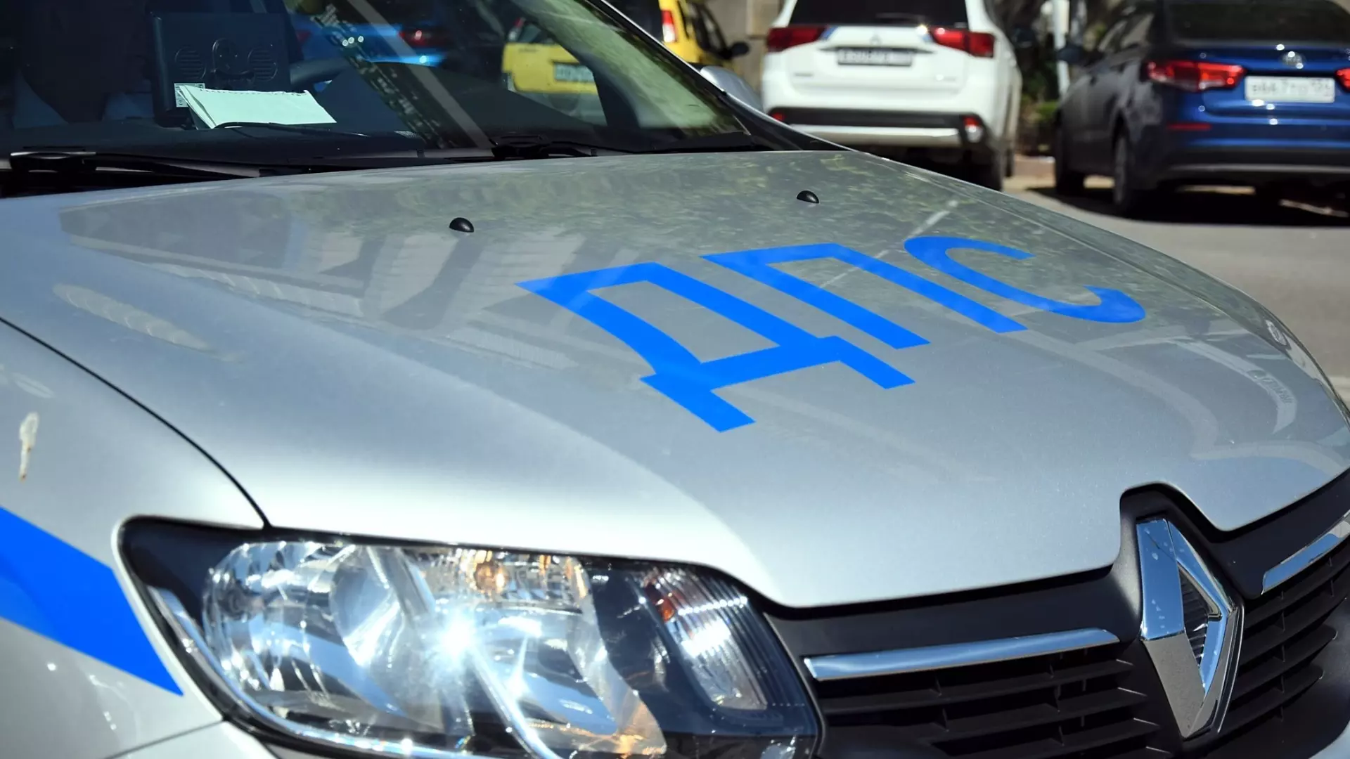 Нетрезвый водитель протащил полицейского на двери авто в городе Карелии