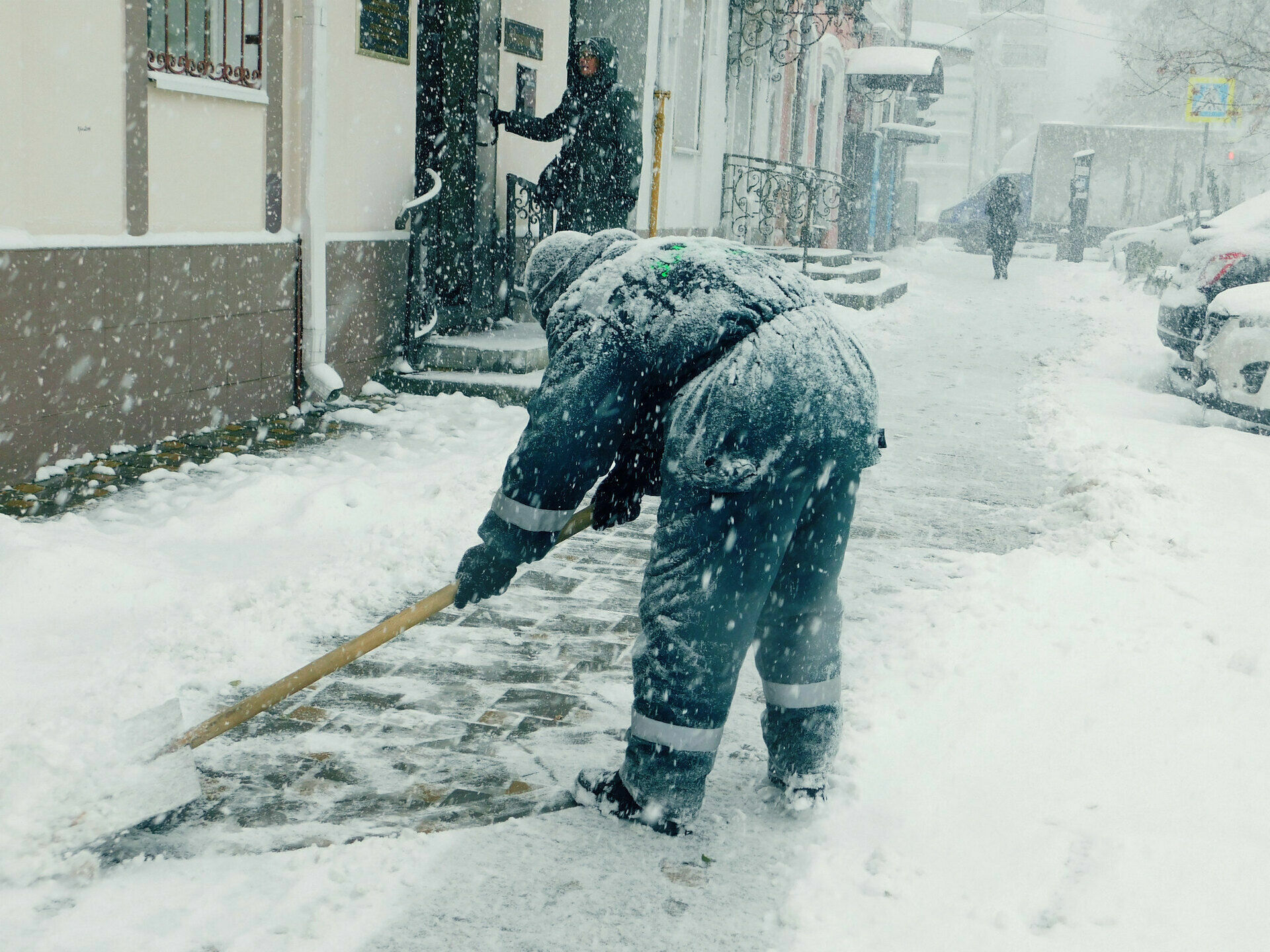 В заваленном снегом Костомукше собирают подписи за отставку руководства