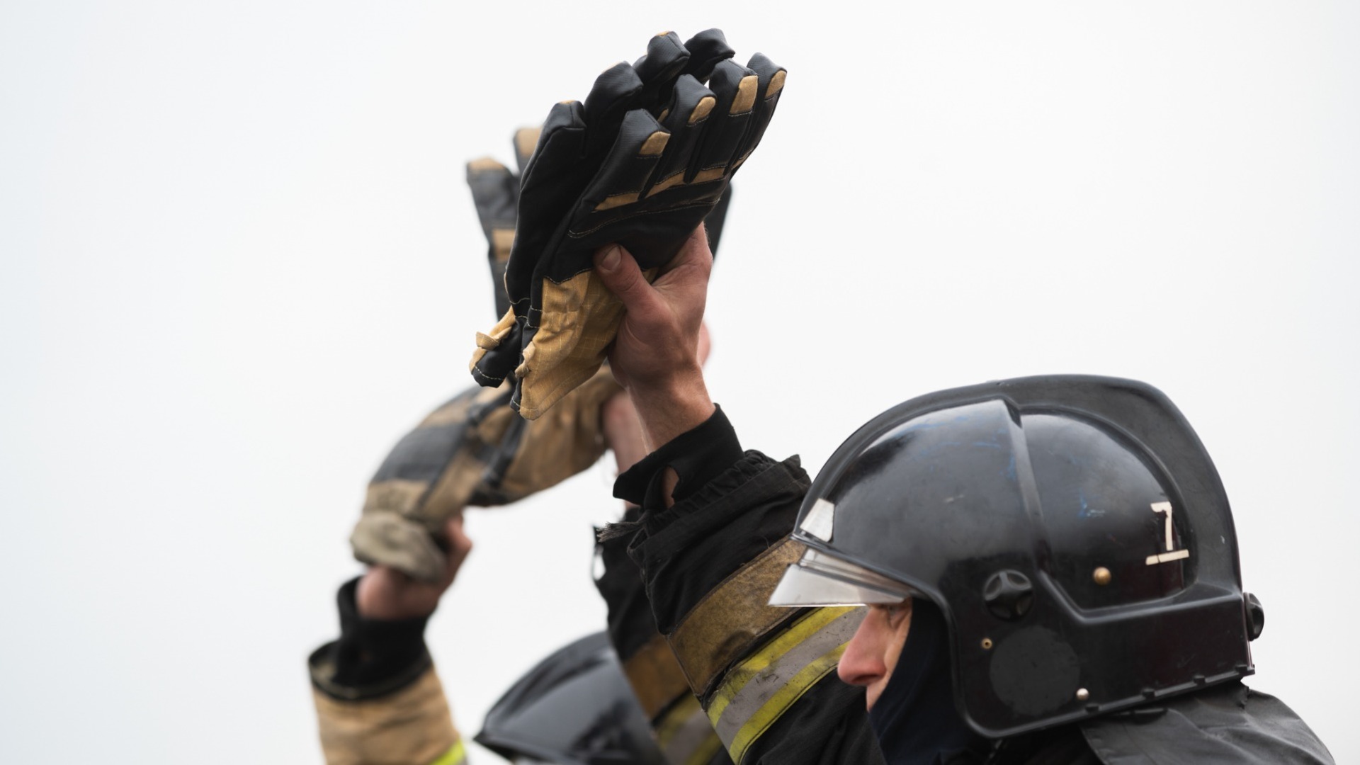 В Карелии пожарные спасали людей из горящего дома