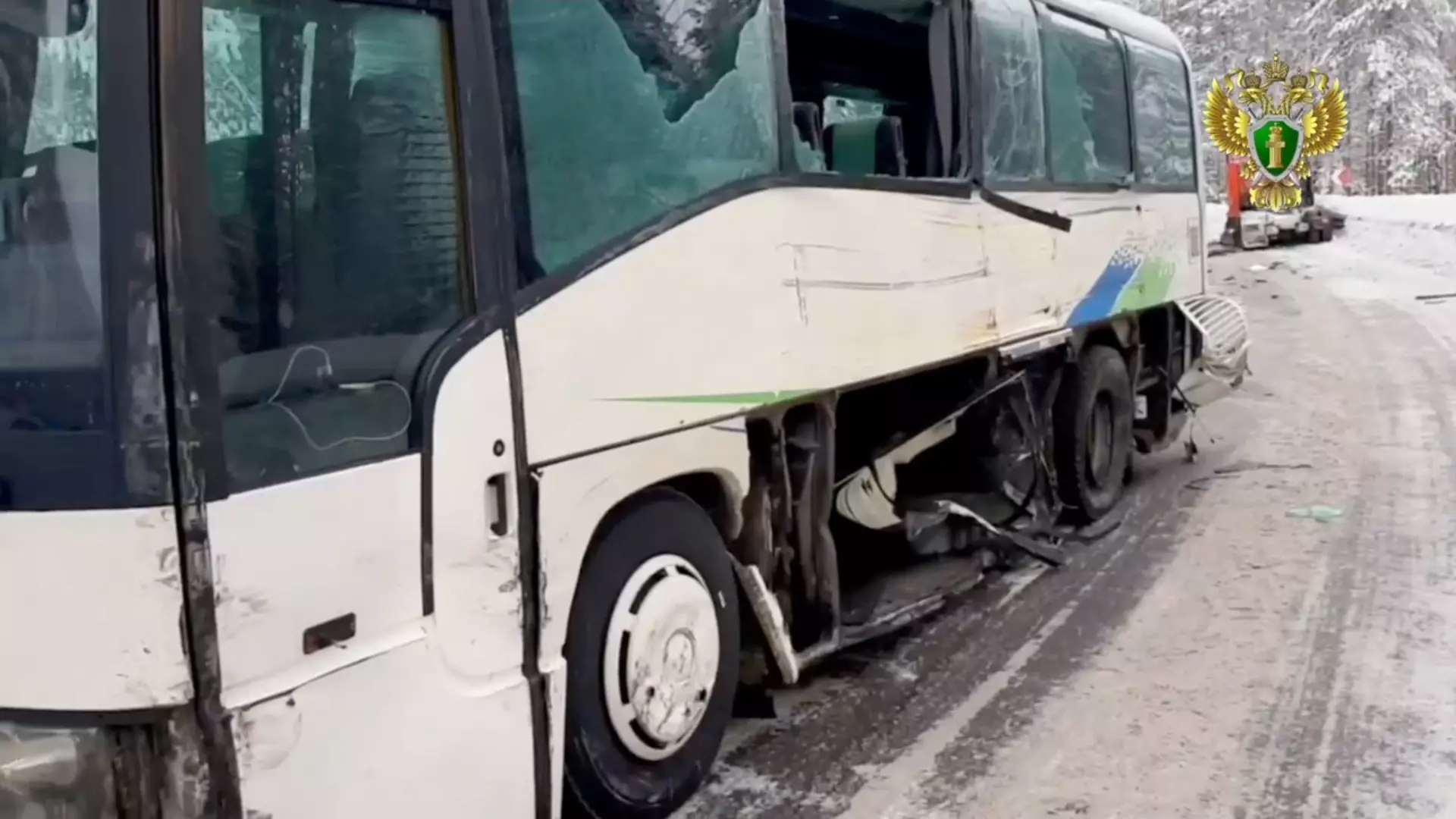 Показали автобус, который вез детей и попал в ДТП с грузовиком в Карелии