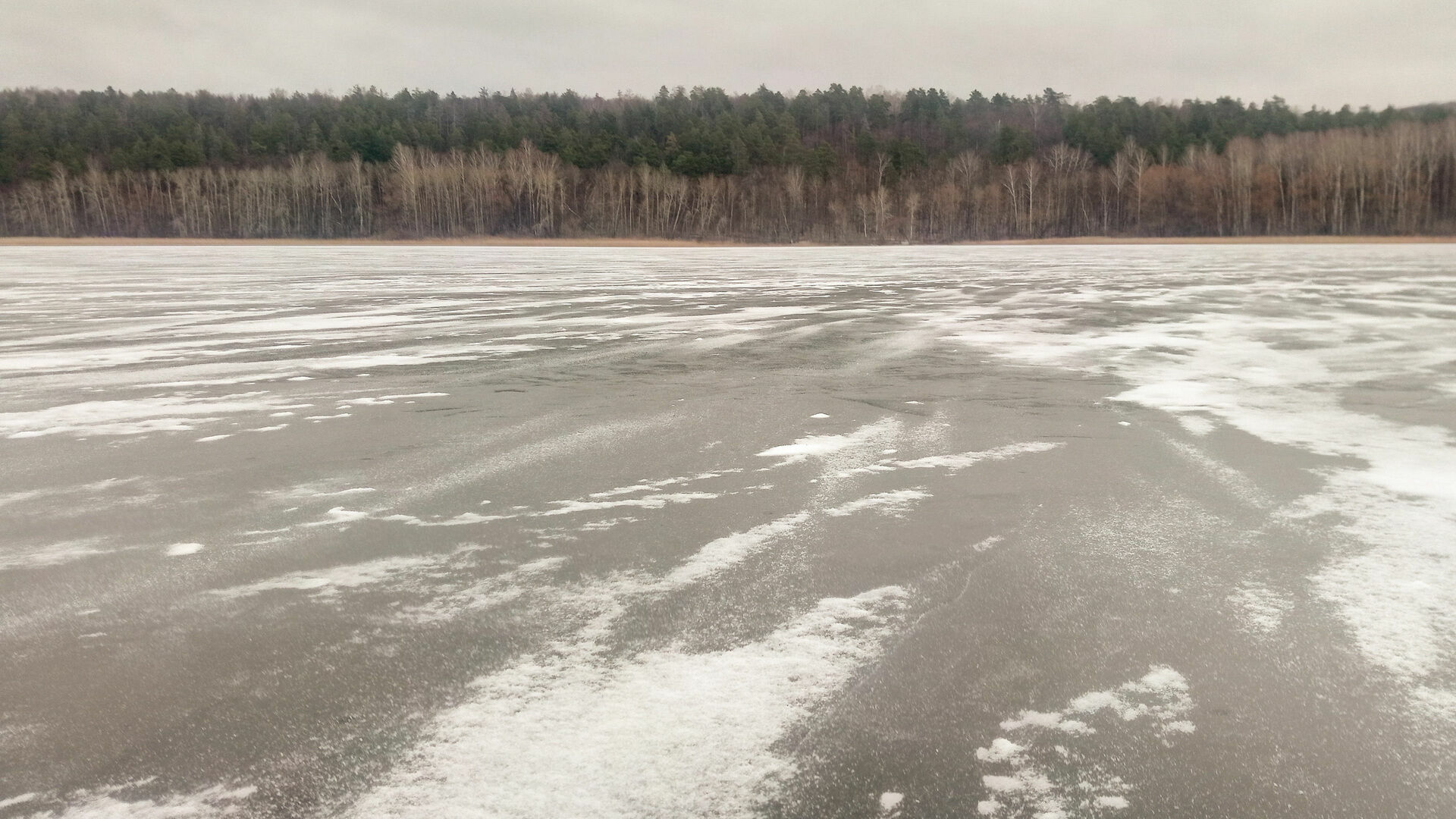 Вмерзшее в лед тело человека нашли в районе Карелии