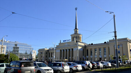 Шпиль из нержавейки установили на здании вокзала в Петрозаводске