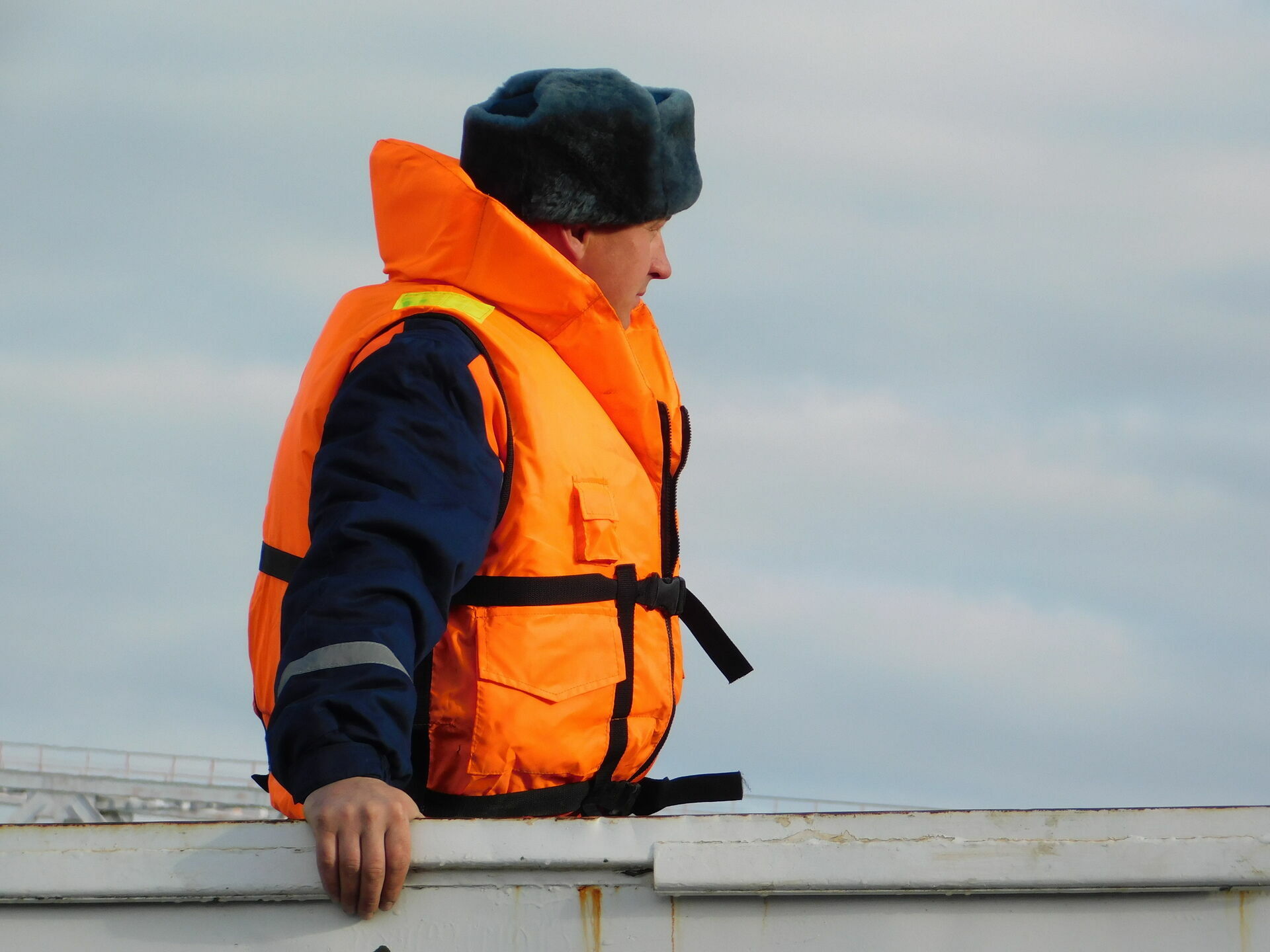 Спасатели ищут рыбаков, пропавших на озере в Карелии