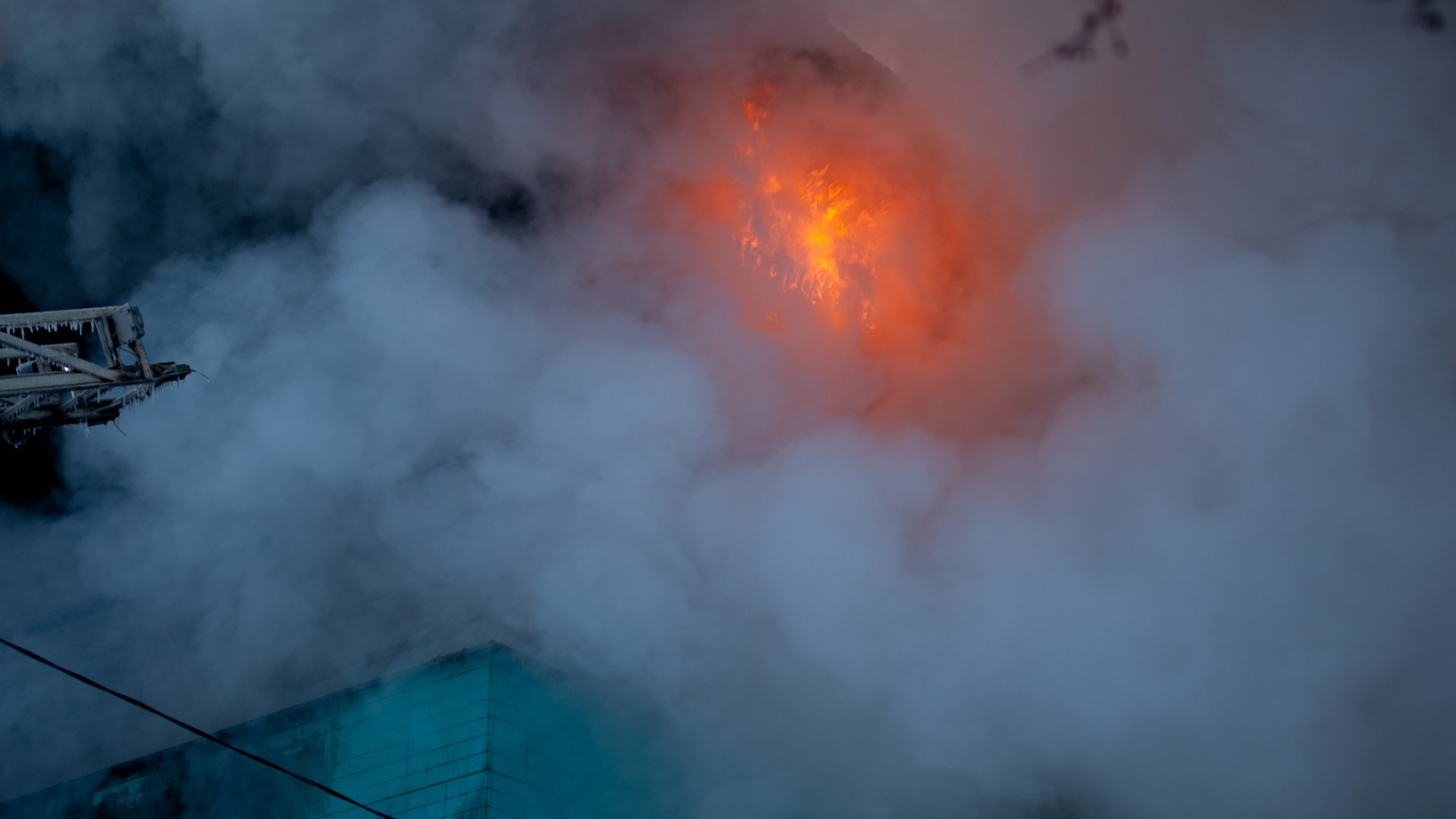 Появилось видео мощного пожара на складах в Петрозаводске