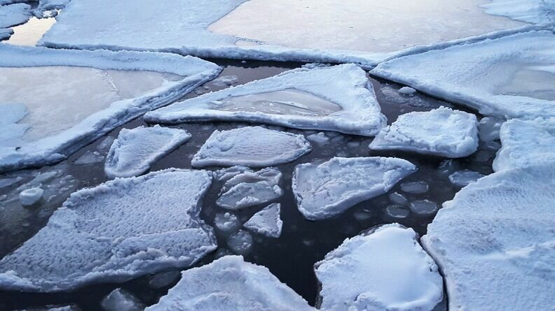 Водолазы достали провалившийся под лед снегоход недалеко от Карелии